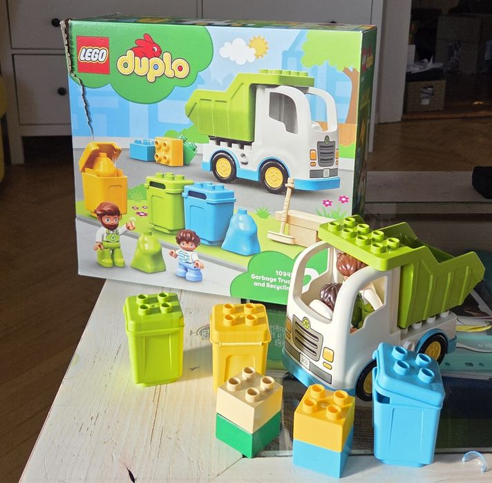10945 - Garbage Truck and Recycling