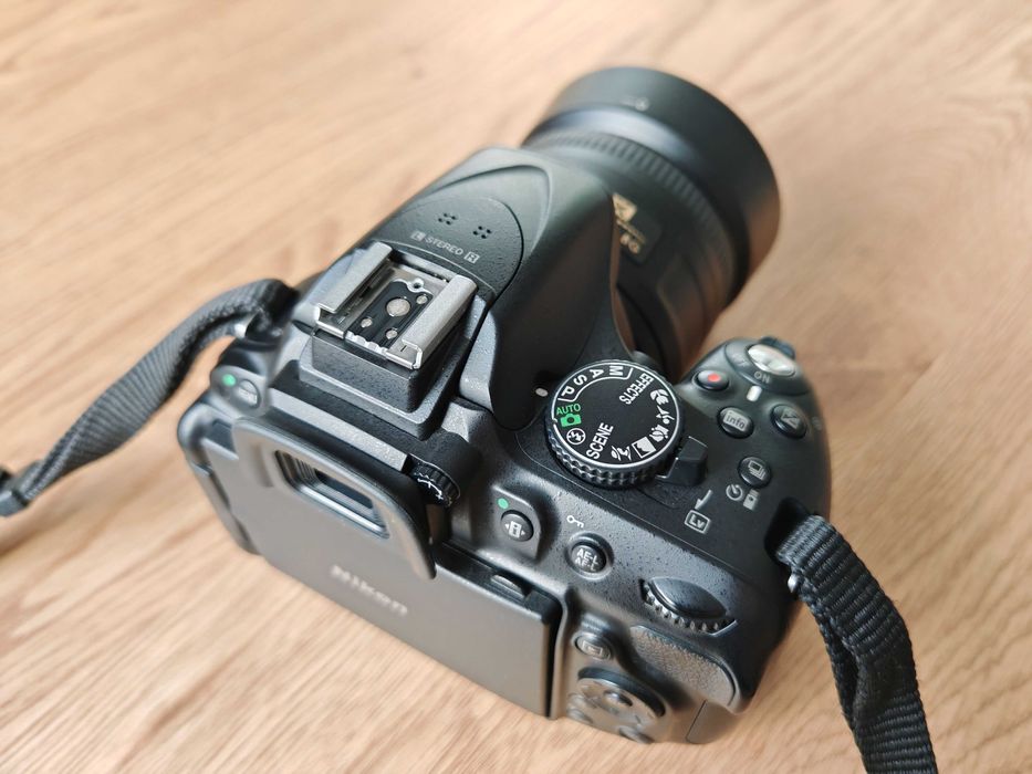 Nikon D5200 DSLR + Nikon 35mm