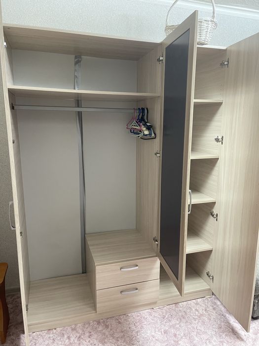 Продам шкаф распашной с зеркалом