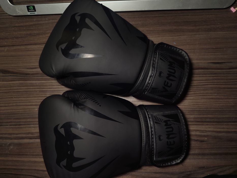 Продам срочно,боксерские перчатки и каску