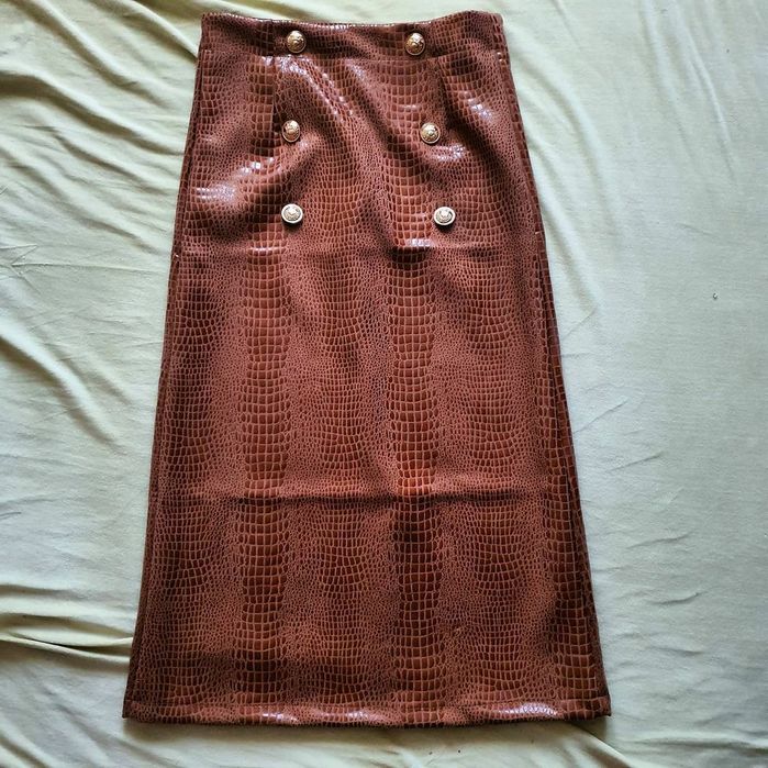 Fusta midi imitatie piele nasturi aurii