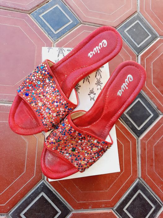 Ёзги оёк кийим сотилади