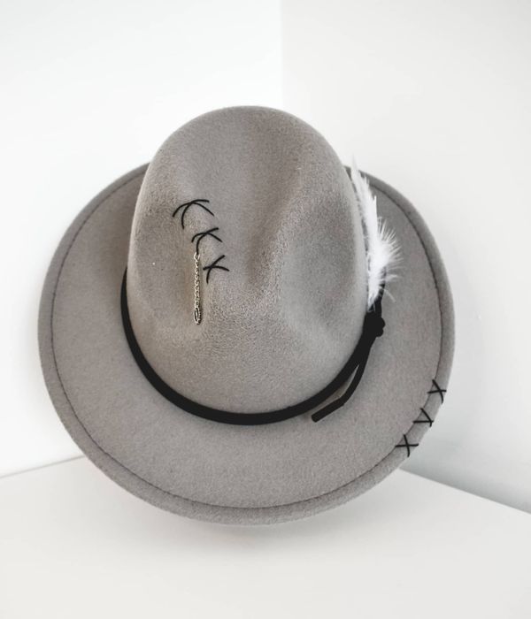 Pălărie accesorizata manual gri