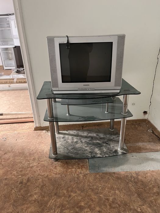 телевизор с подставкой работает