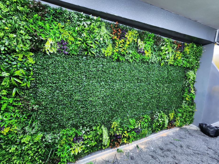 Suniy gazon va zabor