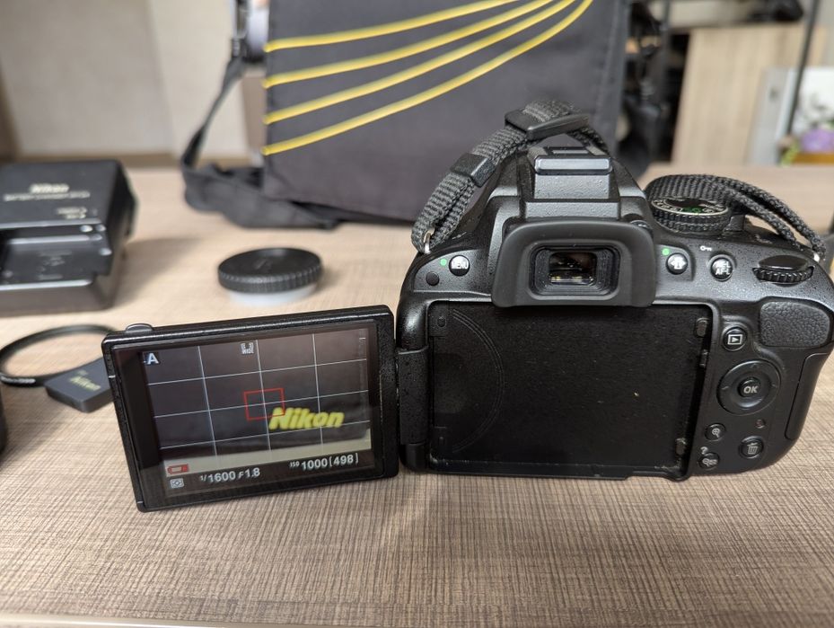 Nikon D5100 с Обектив Nikkor 35mm 1.8G DSLR Огледално рефлексен фотоап