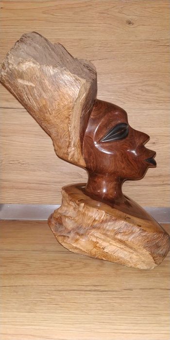 Африканска скулптура на женска глава от абаносово дърво