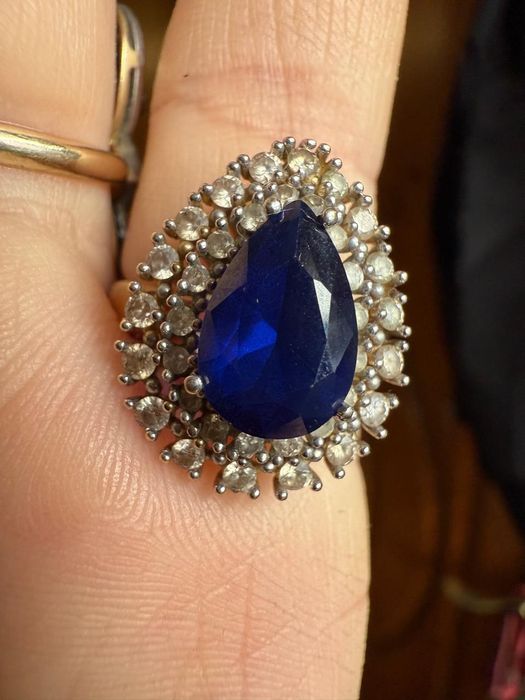 Золотой комплект с сапфирами и бриллиантами