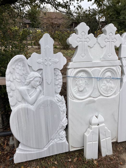 Cruci/ monumente funerare din marmura !