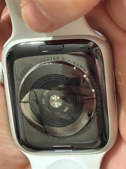 Apple Watch 5 / 44mm / White