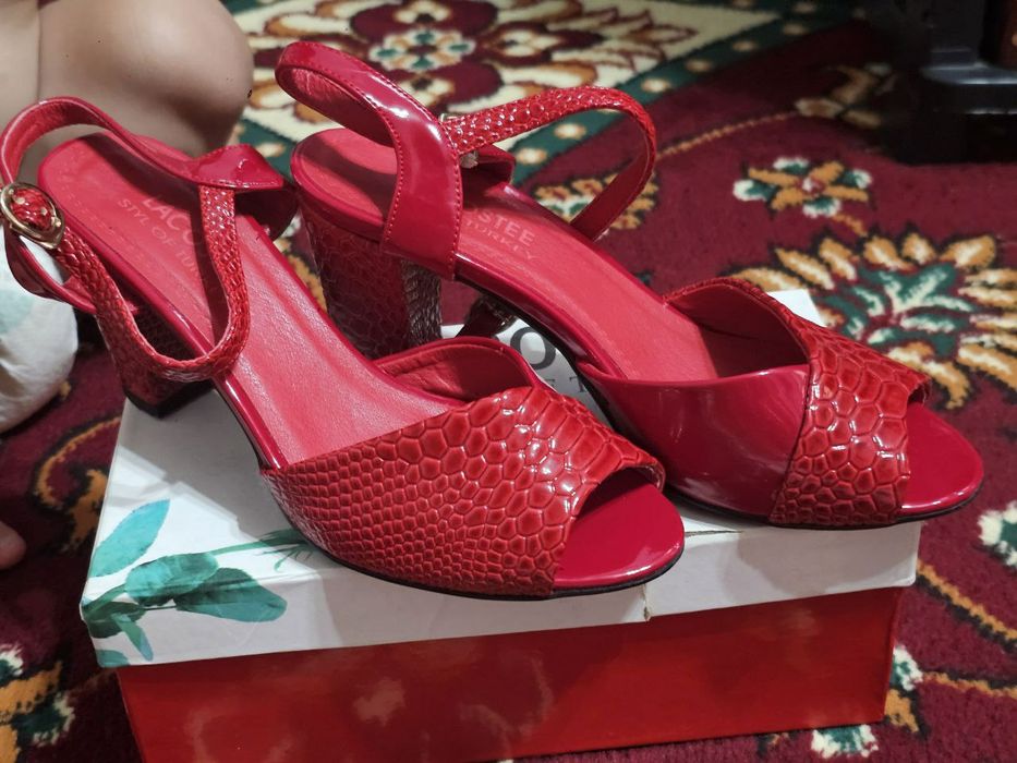 Продаётся обувь они как новые