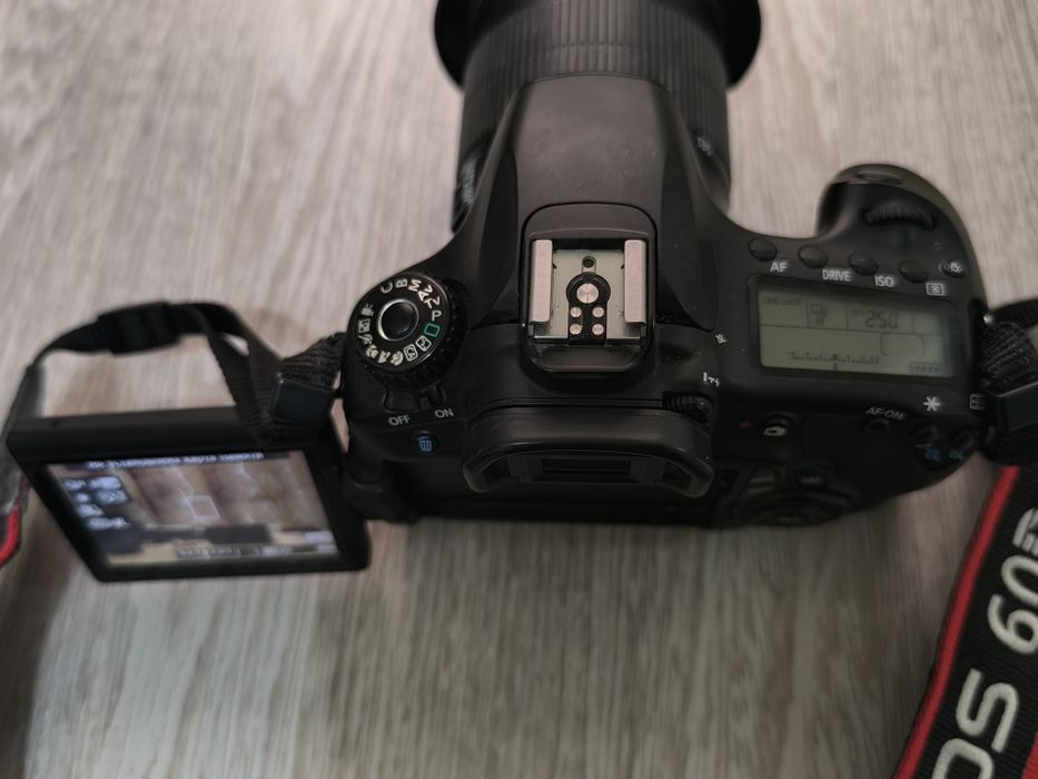 Фотоаппарат Canon 60D (18 МП), с объективом, вспышкой, аксессуарами
