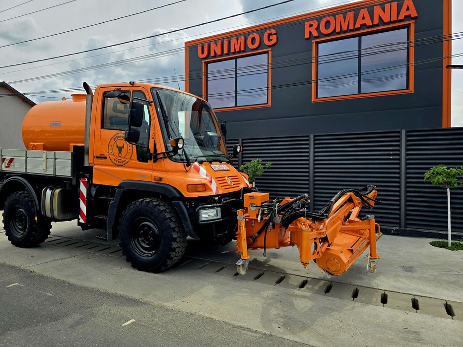 UNIMOG mulag tăiat iarba și bazin de apa