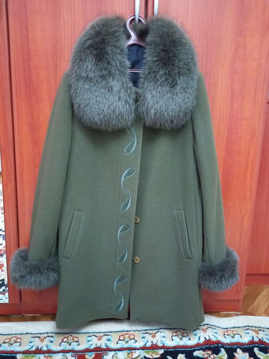 Продаётся зимнее полупальто с мехом.