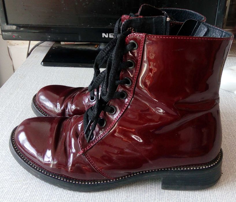 Дамски лачени боти с цип