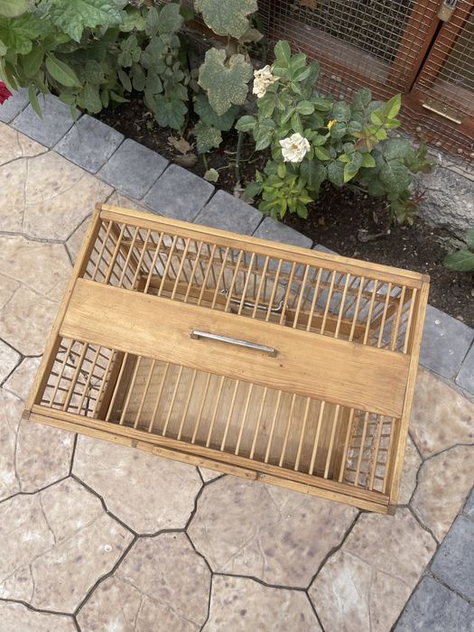 Деревянная клетка для птиц