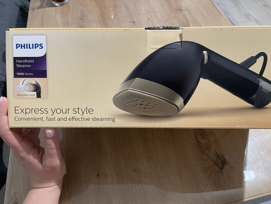 Чисто НОВ ръчен уред за гладене с пара Philips STH7060/80