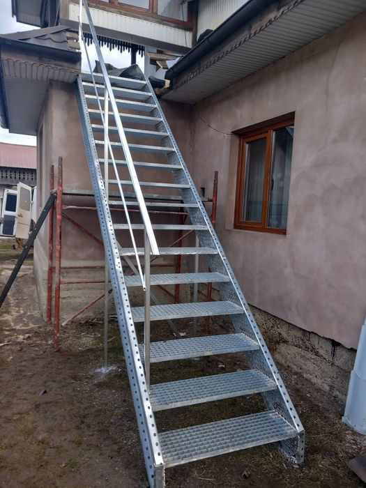 Executam scări metalice