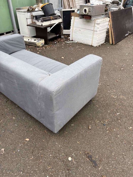 Двуместен диван