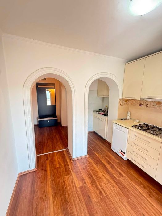 Apartament cu 3 camere , zona Rogerius