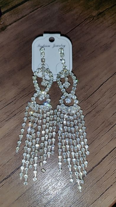 Нарядные вечерние серьги со стразами