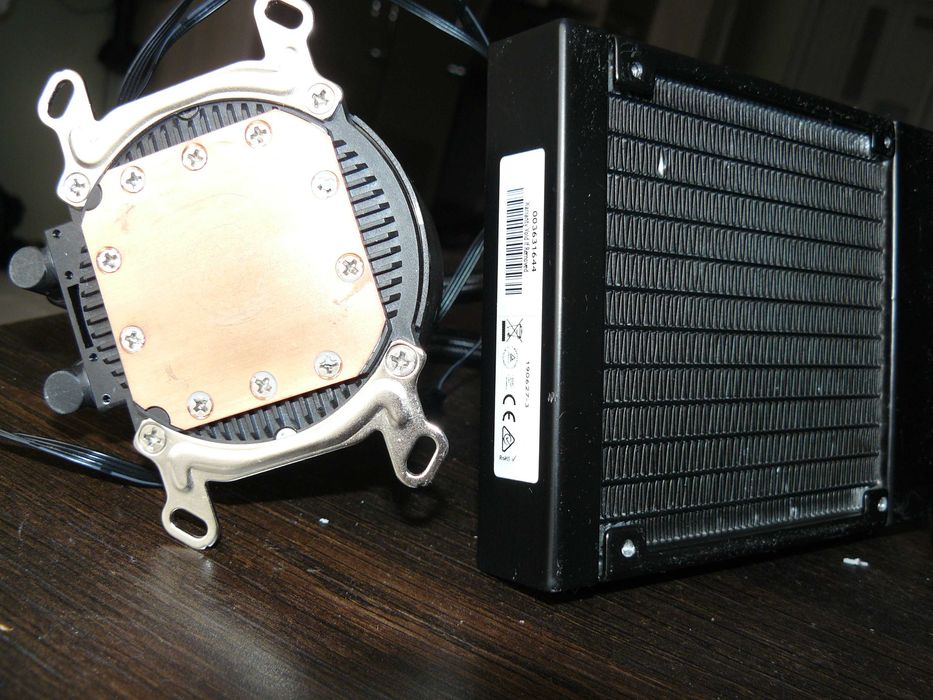 Radiator cu ventilator si racire cu lichid