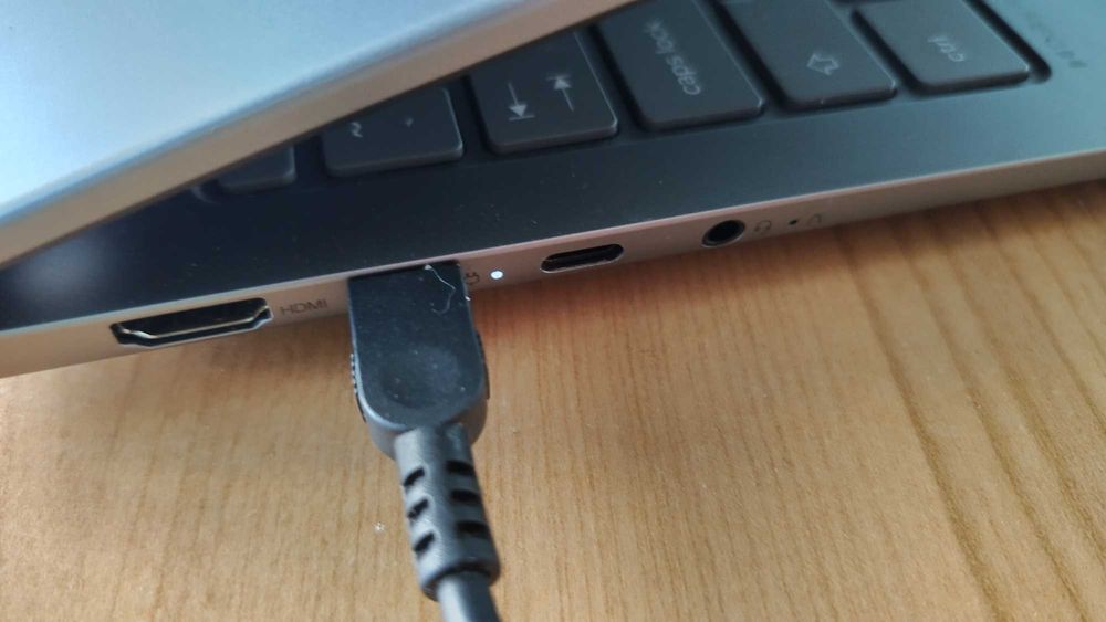 LENOVO IP Slim 5 16 16IRH10 1T  32GB ddr5 ram 1 TB ssd    Гаранционен