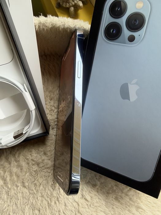 Apple iPhone 13 Pro Max 256GB Sierra Blue – отлично състояние, пълен комплект