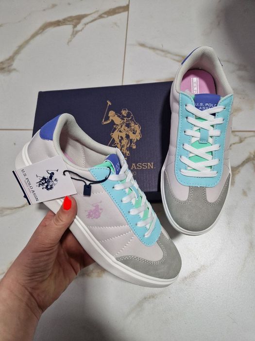 Adidasi unisex Originali .