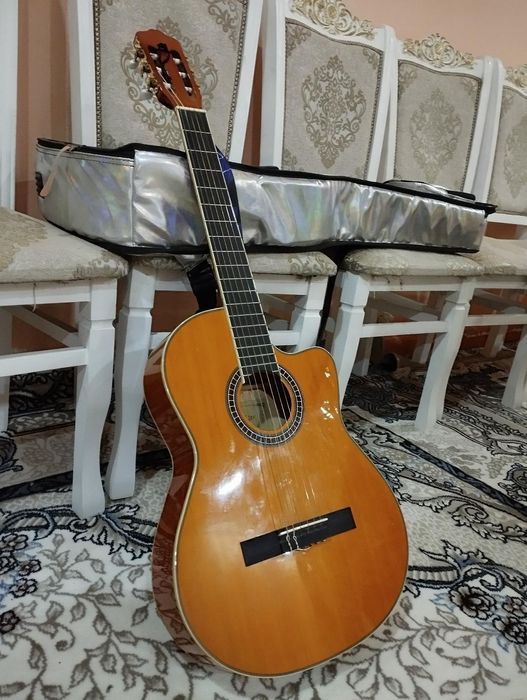 Gitara sotiladi  yap yangi xali