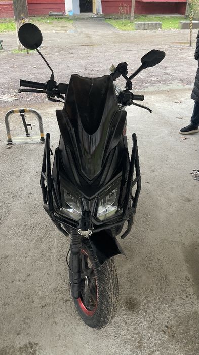 Holati yaxshi  tez va qulay skuter rangi qora idial  arzon narxda hali