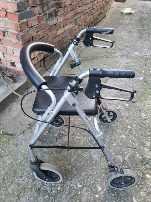 Спомагателна количка за възрастни хора