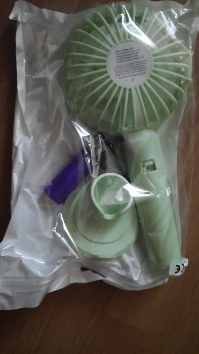 Mini- ventilator portabil cu  acumulator  si 3 trepte de viteză.