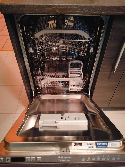 Кухня с шкафове и уреди