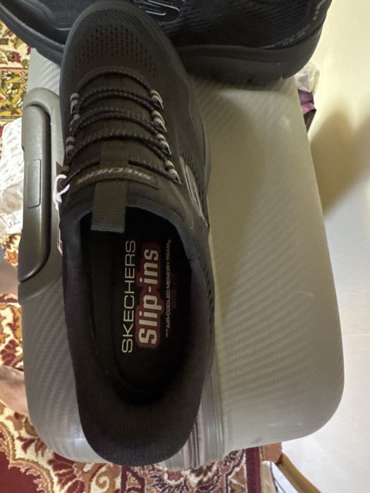Продаю кроссовки skechers оригинал.