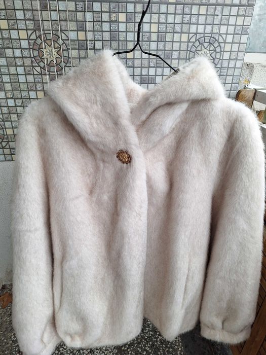 Луксозно дамско палто от мек изкуствен косъм в елегантен светъл цвят