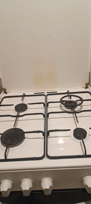 Vând aragaz Zanussi