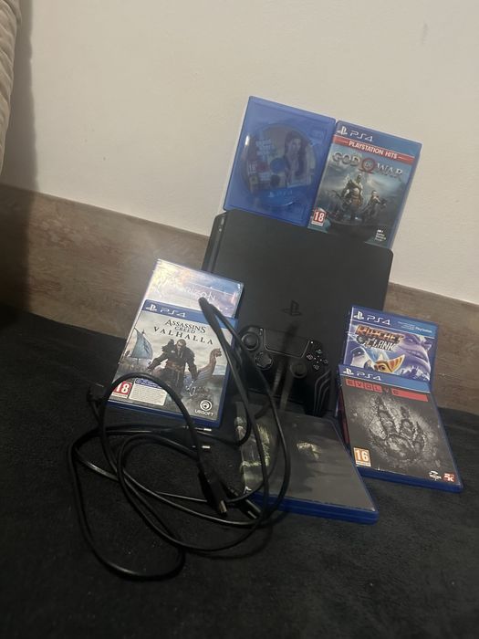Vând ps4 slim-1300 lei si 7 jocuri 700 lei(100 lei/joc)