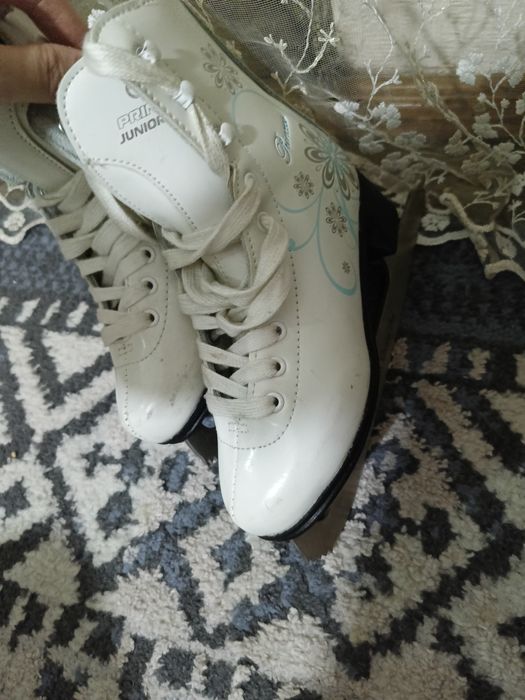 Продам коньки для фигурного катания