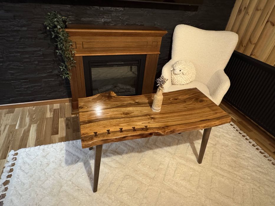 Masă de cafea din nuc realizată manual