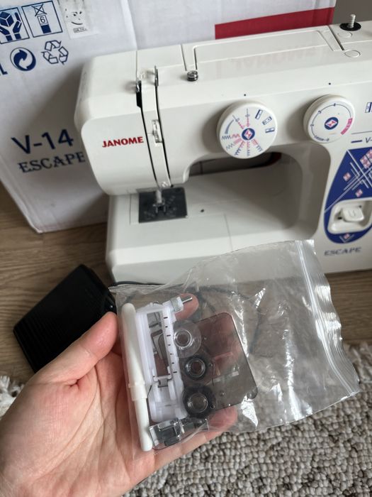 Швейная машина Janome Escape V-14