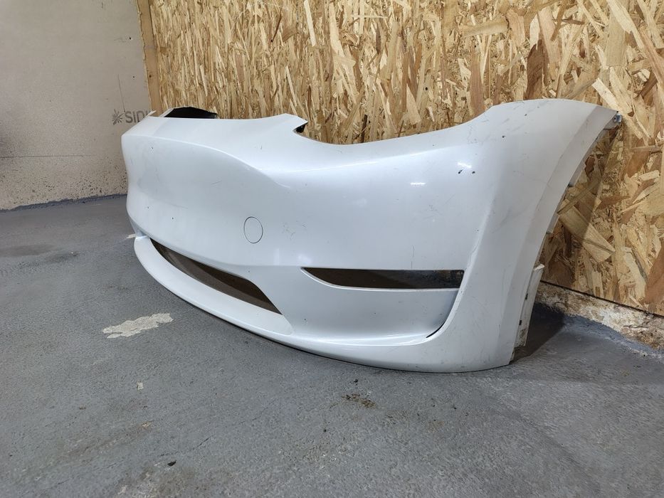 Bara fata Tesla Model Y an 2020-2024