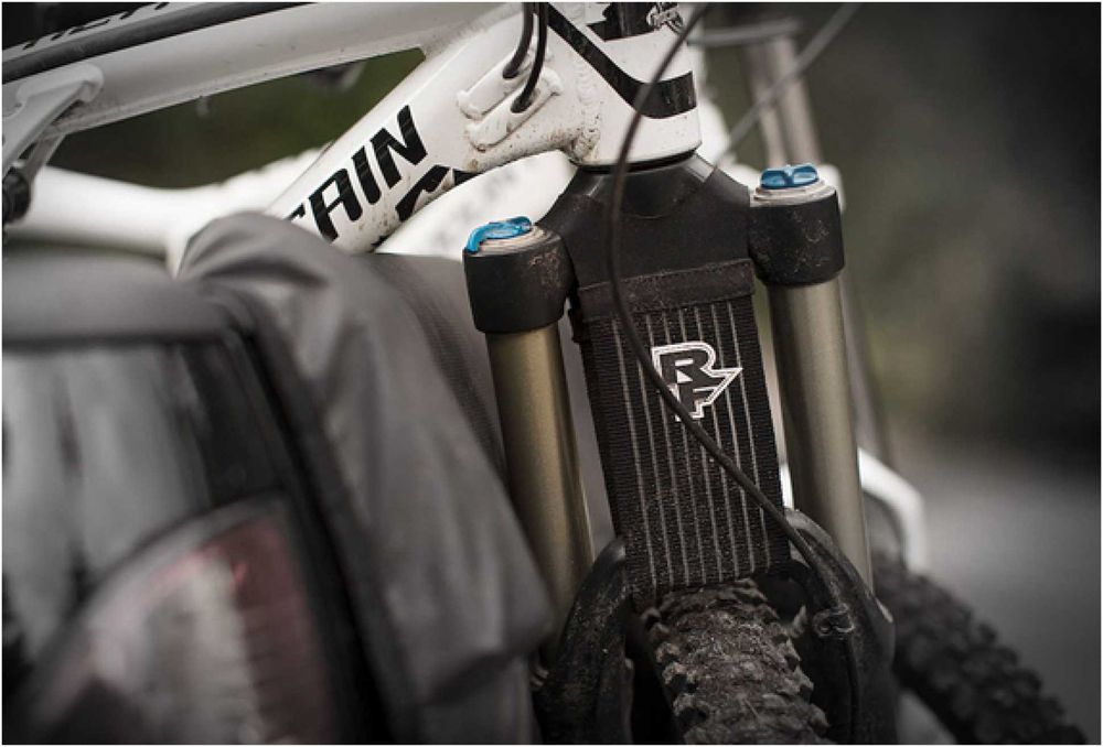 Продавам протектор за вилка Race Face Mud Crutch