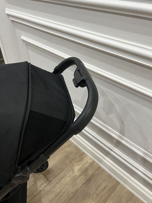 продам фирменную коляску easywalker