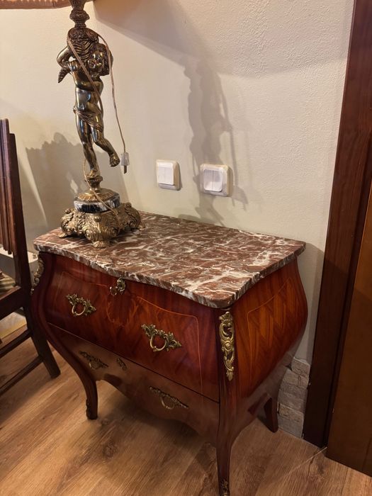 Продавам 2 бр антични комода с мраморни плотове