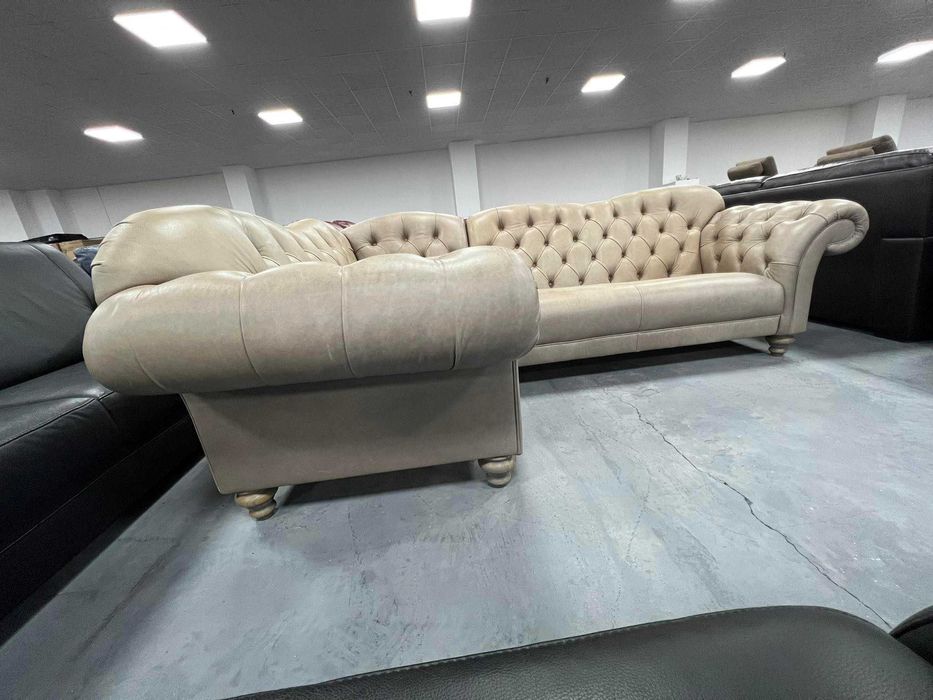 Бежов кожен ъглов диван и табуретка тип Честърфилд