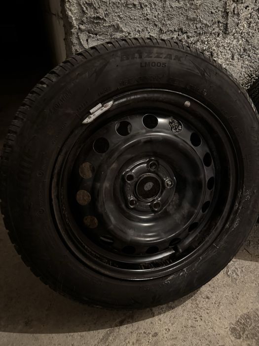 Оригинални джанти с гуми и тасове Toyota 5x100 15''