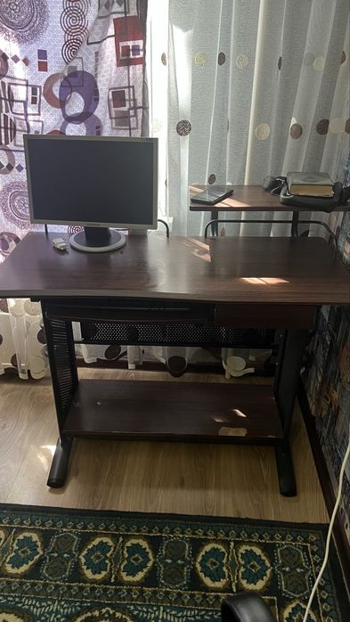 Продам компьютерный стол б/у.