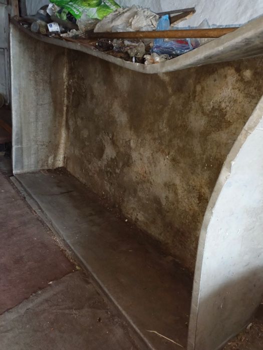 Большая алюминевая, емкость.