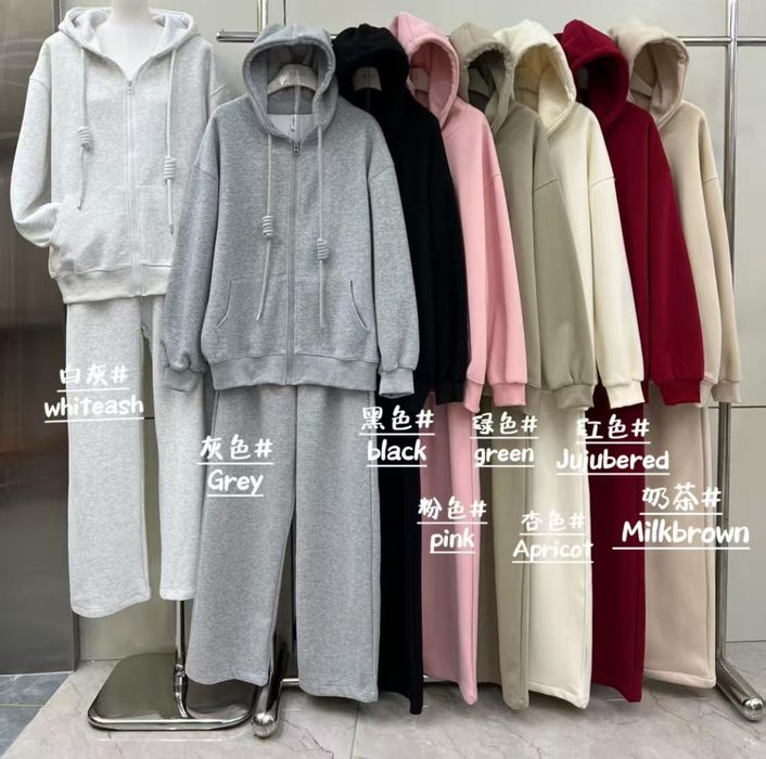 Продам костюмы цвета разные